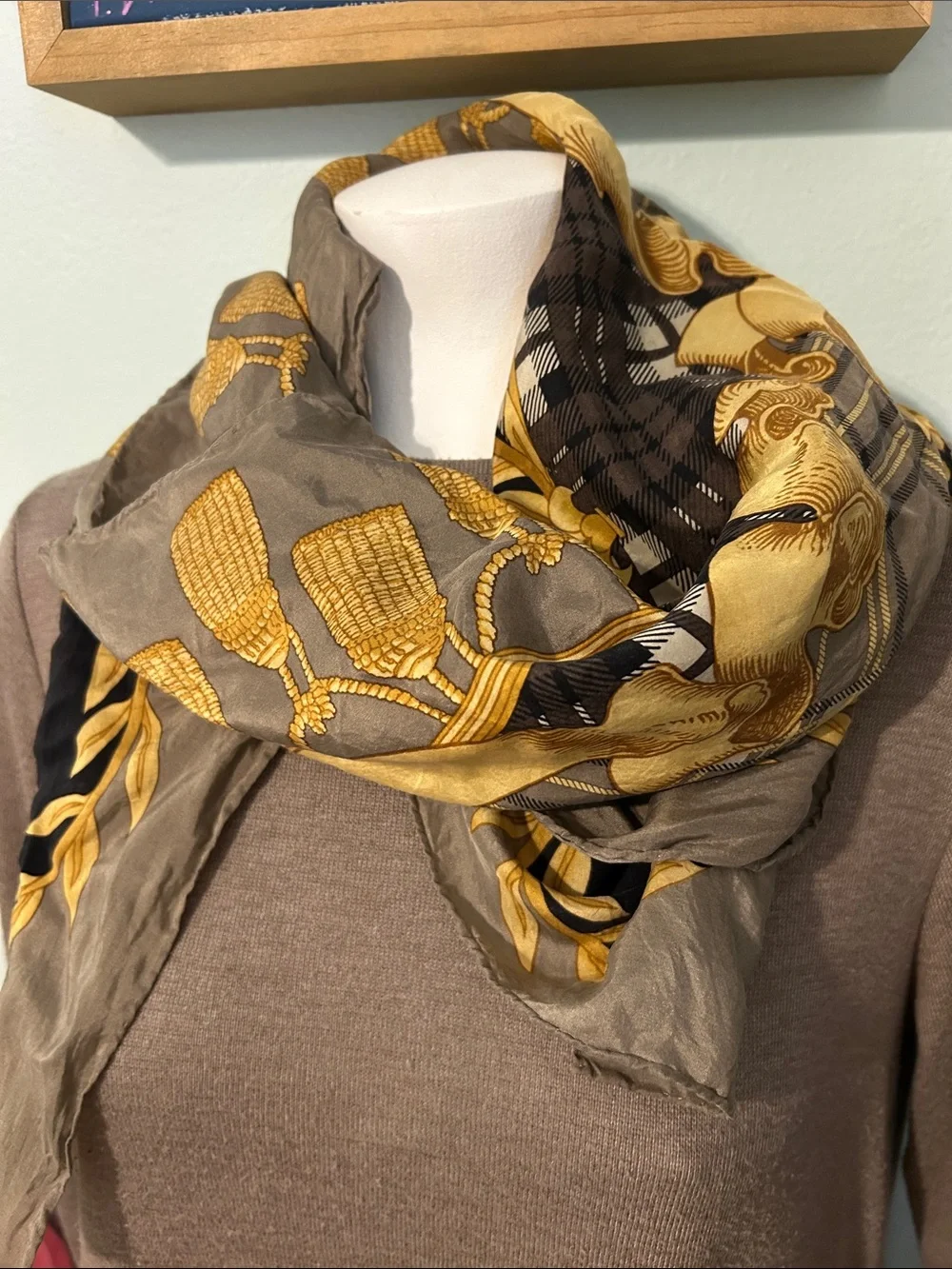 Express scarf Gold Lion, tassels and Black Crest